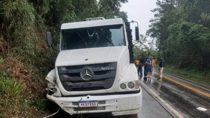 Colisão entre carro e caminhão mata casal na BR-470