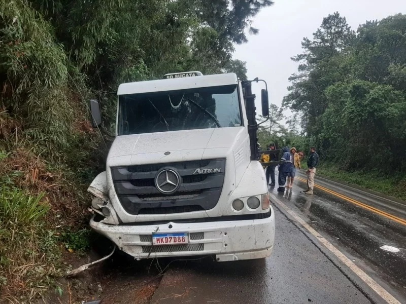 Colisão entre carro e caminhão mata casal na BR-470