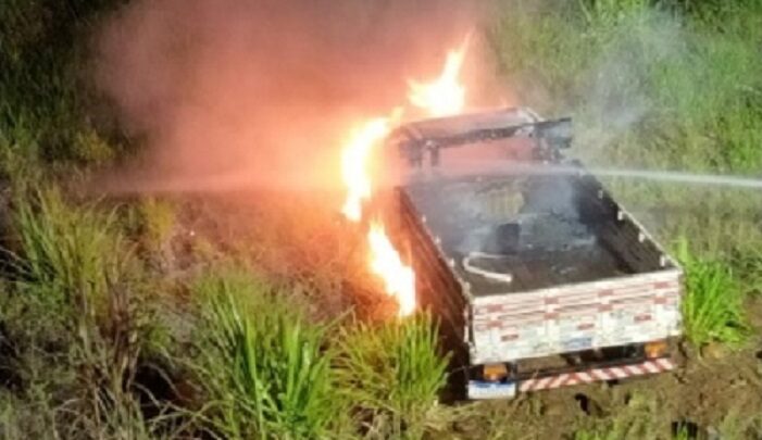 Camionete é consumida por incêndio no interior de São Miguel do Oeste