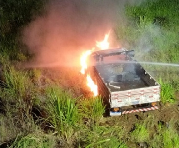 Camionete é consumida por incêndio no interior de São Miguel do Oeste