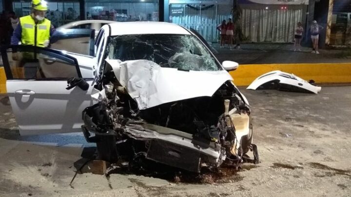 Choque de veículo em poste deixa condutor gravemente ferido em Chapecó