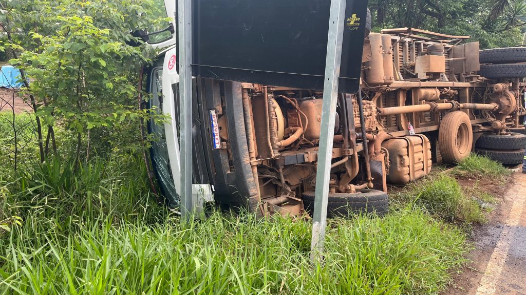 Caminhão tomba após a descida do Contorno Viário em Seara