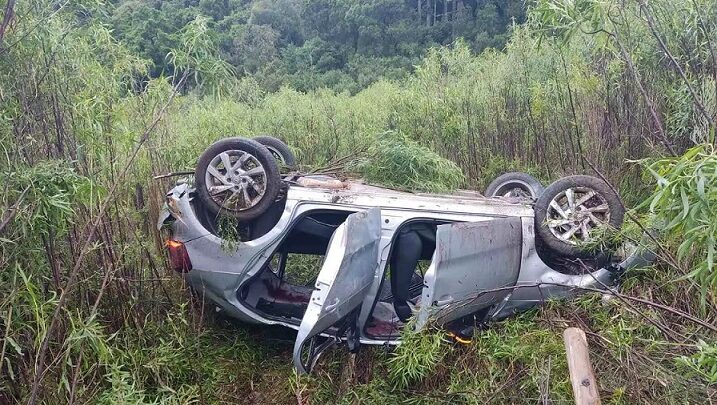 Capotamento deixa três pessoas em estado grave na Serra Catarinense