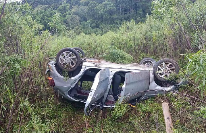 Capotamento deixa três pessoas em estado grave na Serra Catarinense