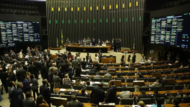 Congresso derruba veto de Lula à desoneração da folha de pagamento