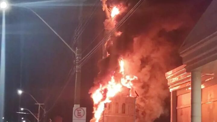 Vídeo: dupla em moto ateia fogo na Estátua da Liberdade da Havan