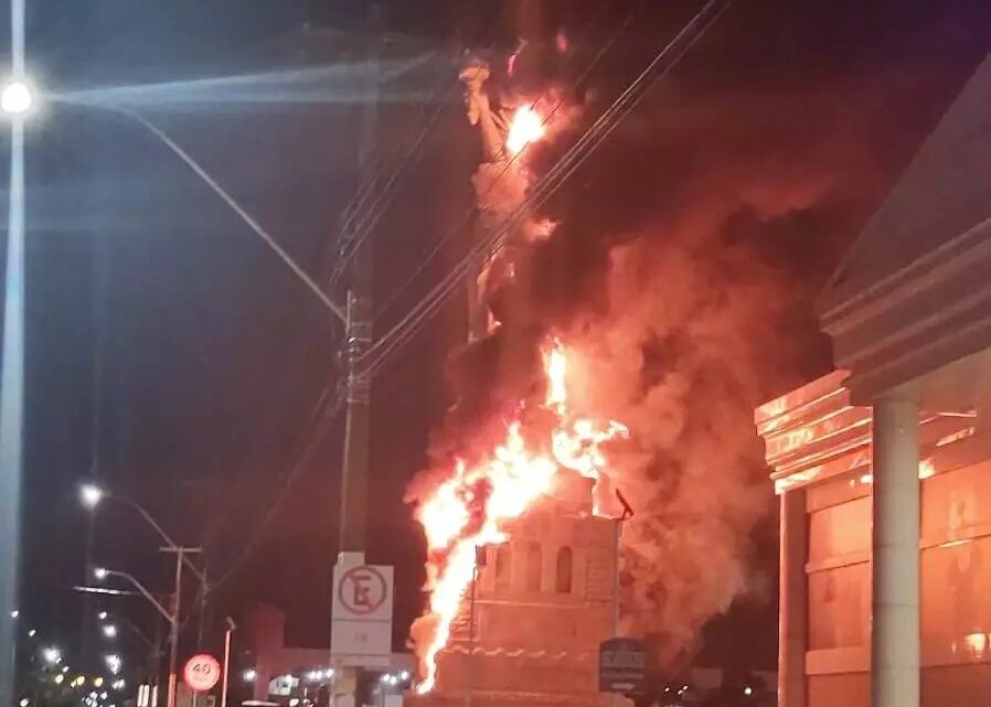 Vídeo: dupla em moto ateia fogo na Estátua da Liberdade da Havan