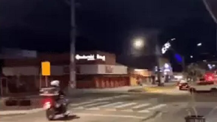 Vídeo: homem tenta fugir da polícia, não vê lombada e sofre grave acidente