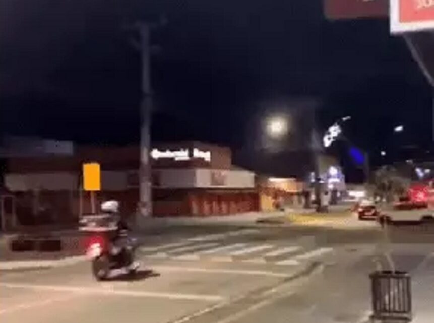 Vídeo: homem tenta fugir da polícia, não vê lombada e sofre grave acidente