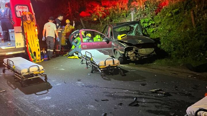 Acidente deixa duas pessoas feridas em Chapecó; motorista de um dos carros fugiu do local