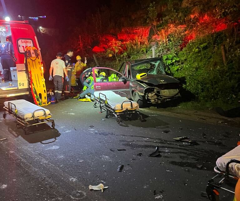 Acidente deixa duas pessoas feridas em Chapecó; motorista de um dos carros fugiu do local