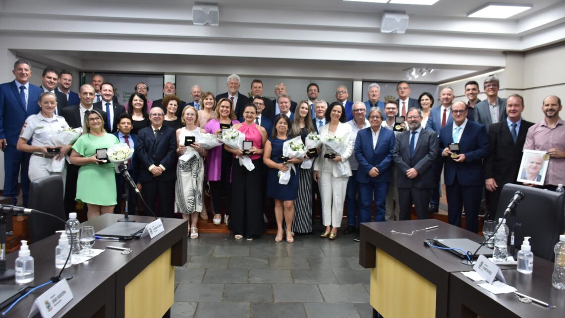 Câmara de Chapecó concede medalha “Dr. Arno Hepp” para profissionais da saúde