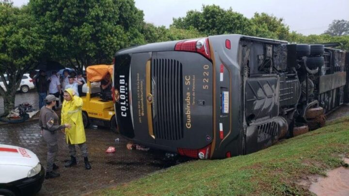 Ônibus com 43 passageiros de SC tomba no Rio Grande do Sul