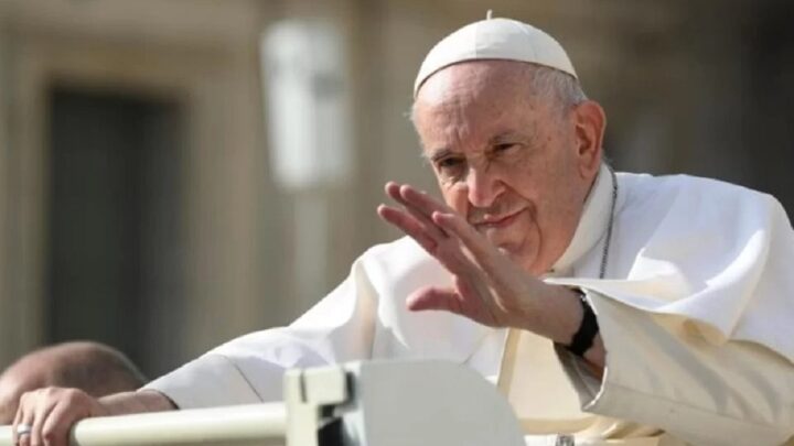 Vaticano autoriza que padres abençoem casais do mesmo sexo