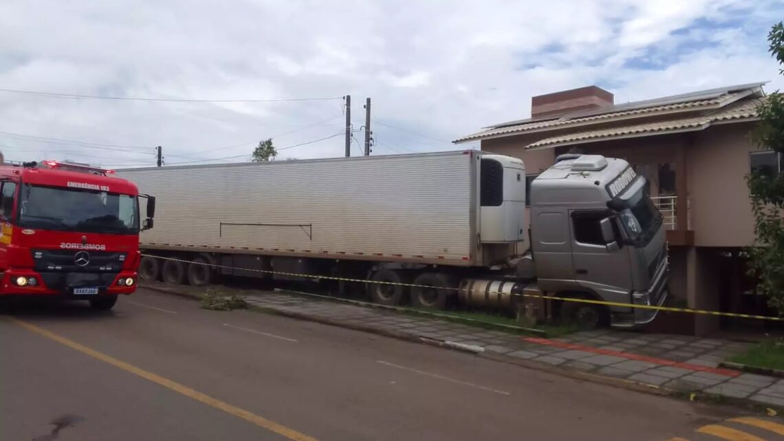 Sem motorista, caminhão desgovernado bate em carro e invade quintal de casas no Oeste de SC