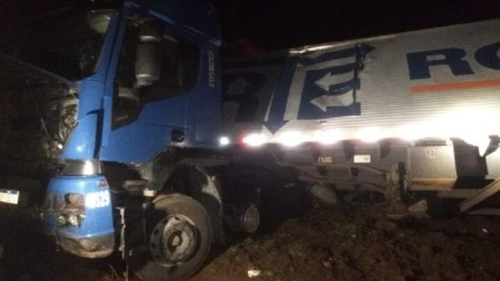 Bombeiros atendem saída de pista de caminhão carregado de TVs na BR-282