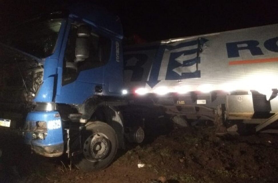 Bombeiros atendem saída de pista de caminhão carregado de TVs na BR-282