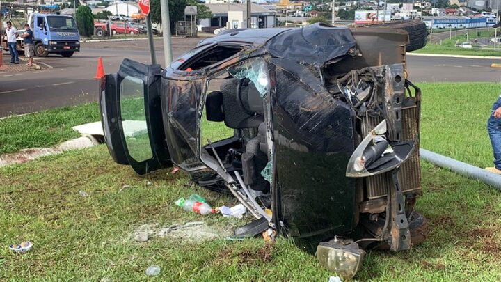 Mãe e filho ficam feridos em saída de pista seguida de colisão em poste na BR-282