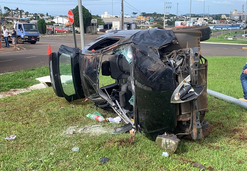 Mãe e filho ficam feridos em saída de pista seguida de colisão em poste na BR-282