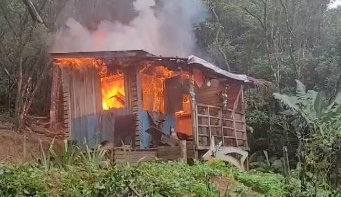 PF e Ibama retiram construção irregular em terra indígena em SC