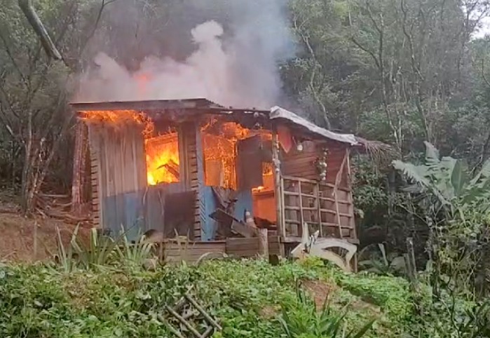 PF e Ibama retiram construção irregular em terra indígena em SC