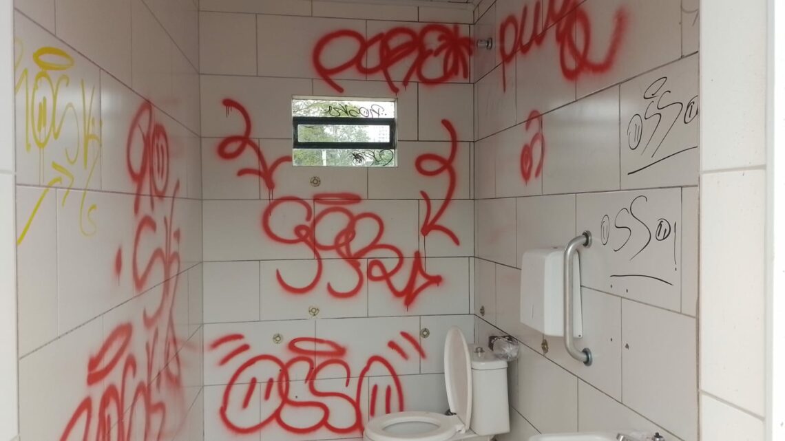 Prefeitura de Chapecó lamenta vandalismo em praças e banheiros