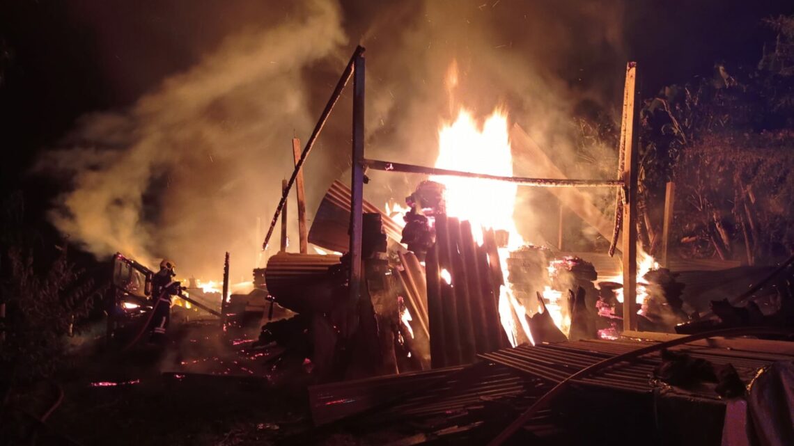 Incêndio destrói galpão em São José do Cedro no Oeste Catarinense