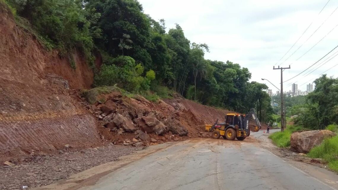 Vídeo: Contorno Viário Oeste está no sistema siga e pare após deslizamento de terra