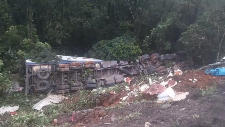 Motorista cai com caminhão em ribanceira e fica preso às ferragens na BR-376