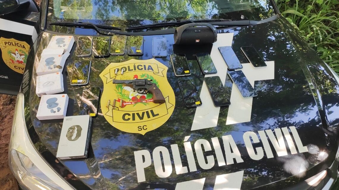 Polícia Civil recupera celulares roubados em loja de Pinhalzinho e apreende arma; veja o vídeo