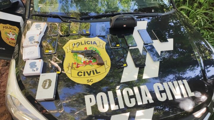 Polícia Civil recupera celulares roubados em loja de Pinhalzinho e apreende arma; veja o vídeo