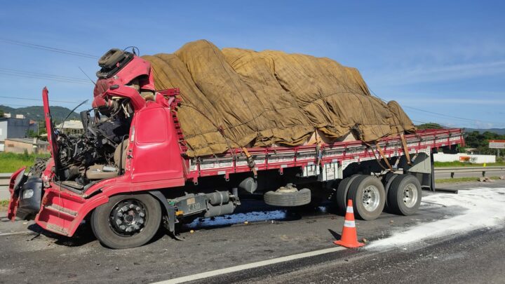 Motorista morre após colidir na traseira de outro caminhão na BR 101