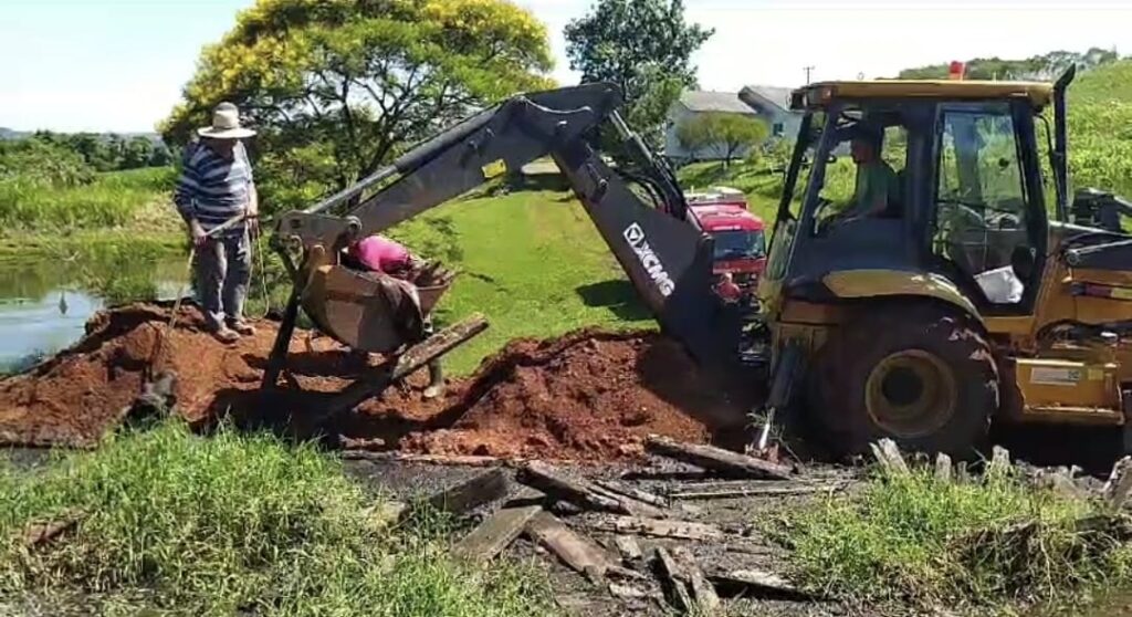 Vaca atolada em esterco é resgatada pelos bombeiros em São Miguel do Oeste