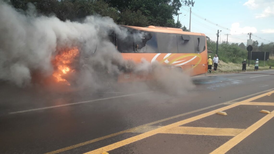 Vídeo: motor pega fogo e micro-ônibus é destruído na BR-282