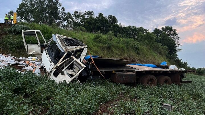 Caminhão tomba na SC-482 e deixa motorista ferido