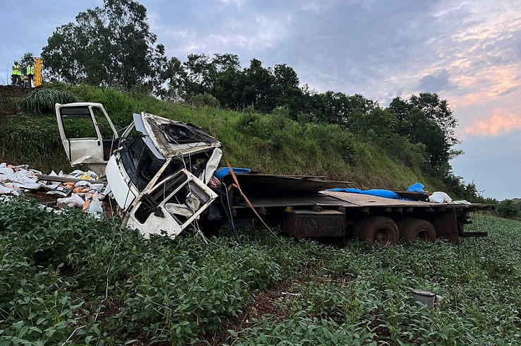 Caminhão tomba na SC-482 e deixa motorista ferido