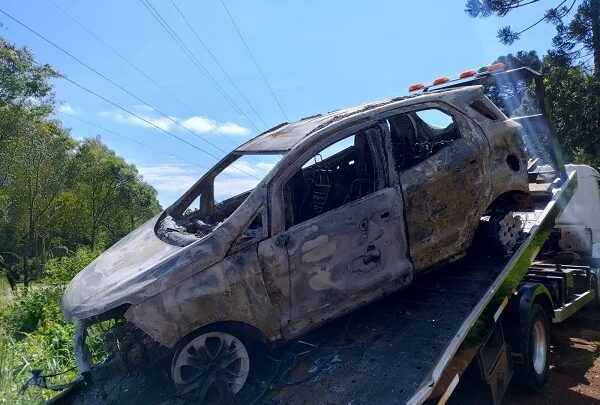 Carro é encontrado incendiado às margens da SC-350 em Caçador