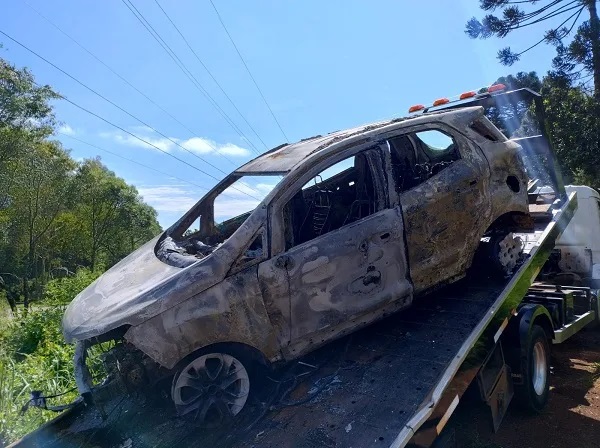 Carro é encontrado incendiado às margens da SC-350 em Caçador