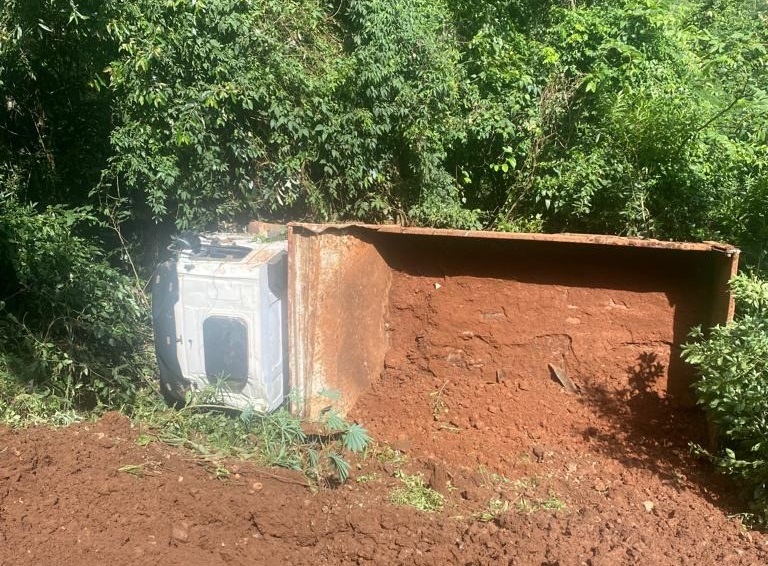 Caminhão da prefeitura de Seara tomba em ribanceira