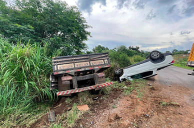 Cinco pessoas ficam feridas em colisão envolvendo caminhão e dois carros no Oeste