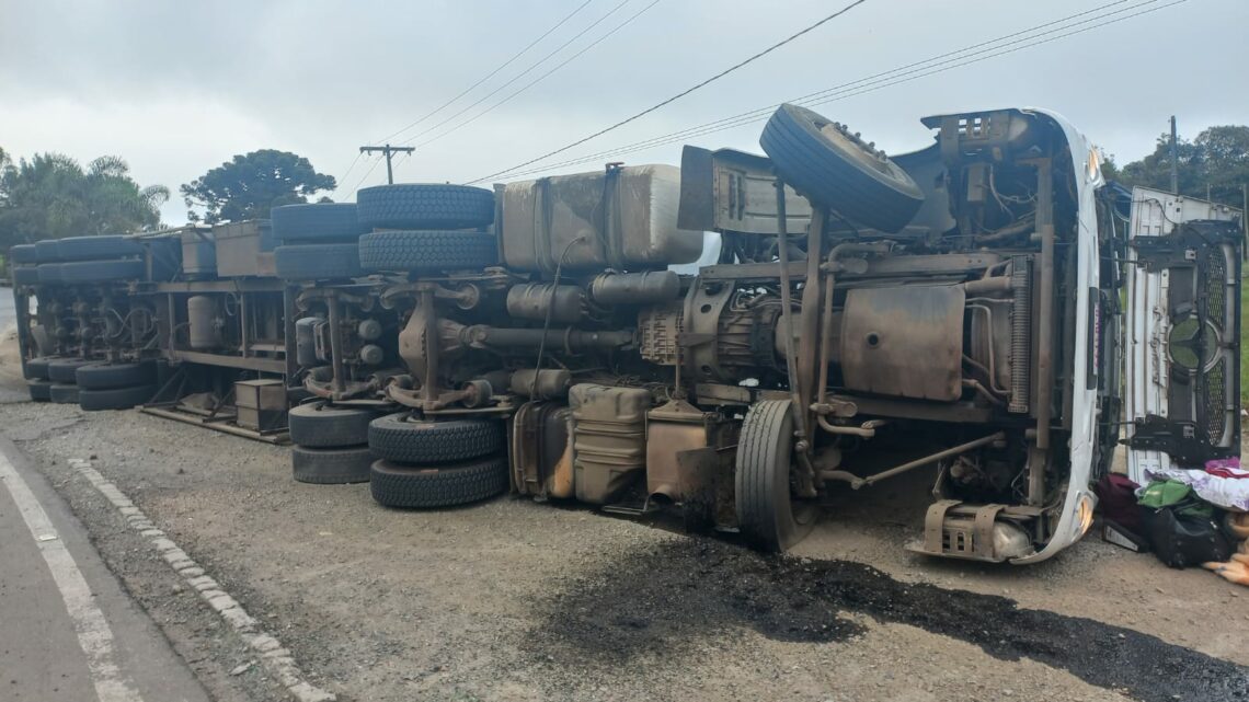 Motorista perde controle da direção e capota caminhão carregado com alimentos na SC-418