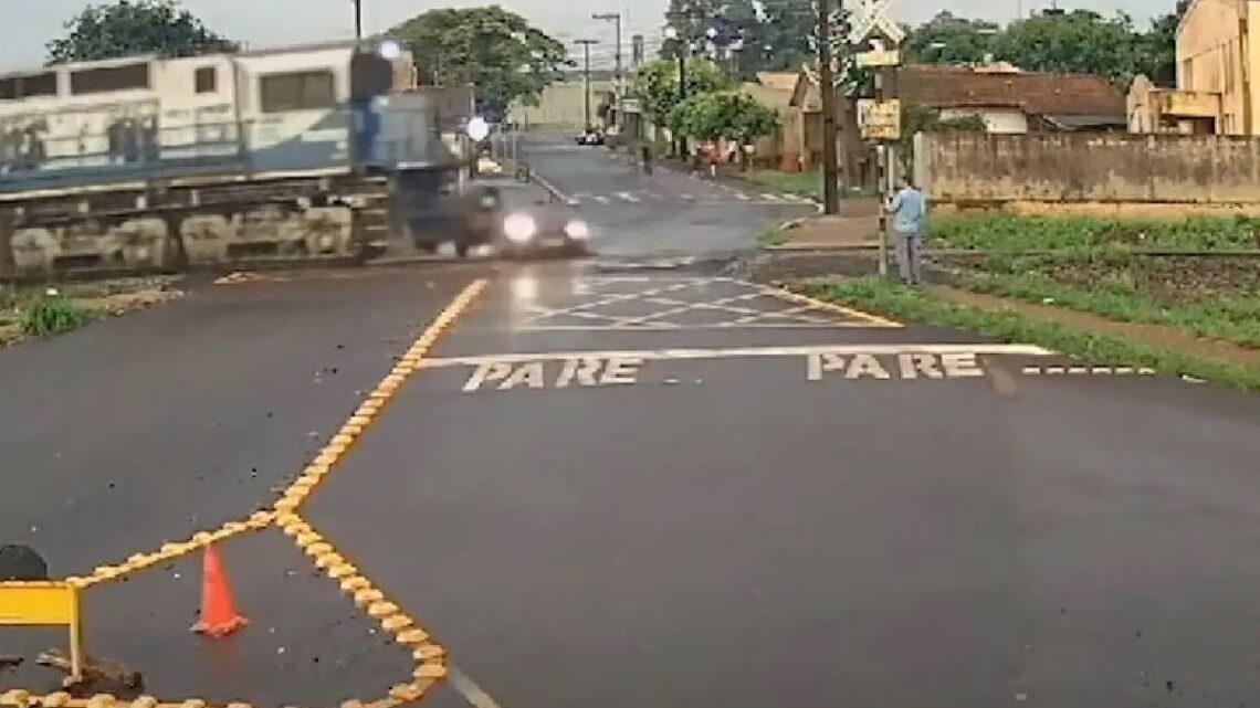 Vídeo: trem arrasta carro por 100 metros; veja o momento impressionante