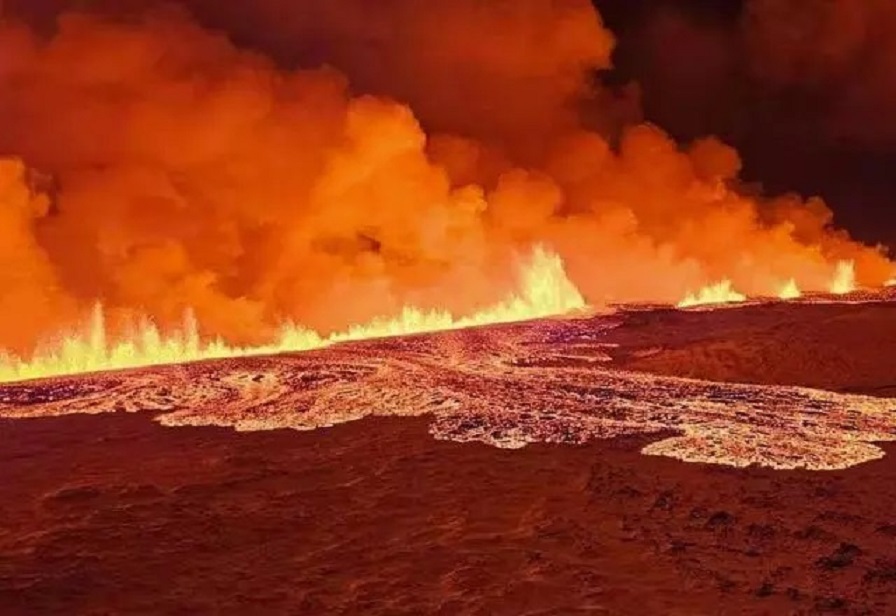 Vídeo: vulcão entra em erupção na Islândia após milhares de terremotos