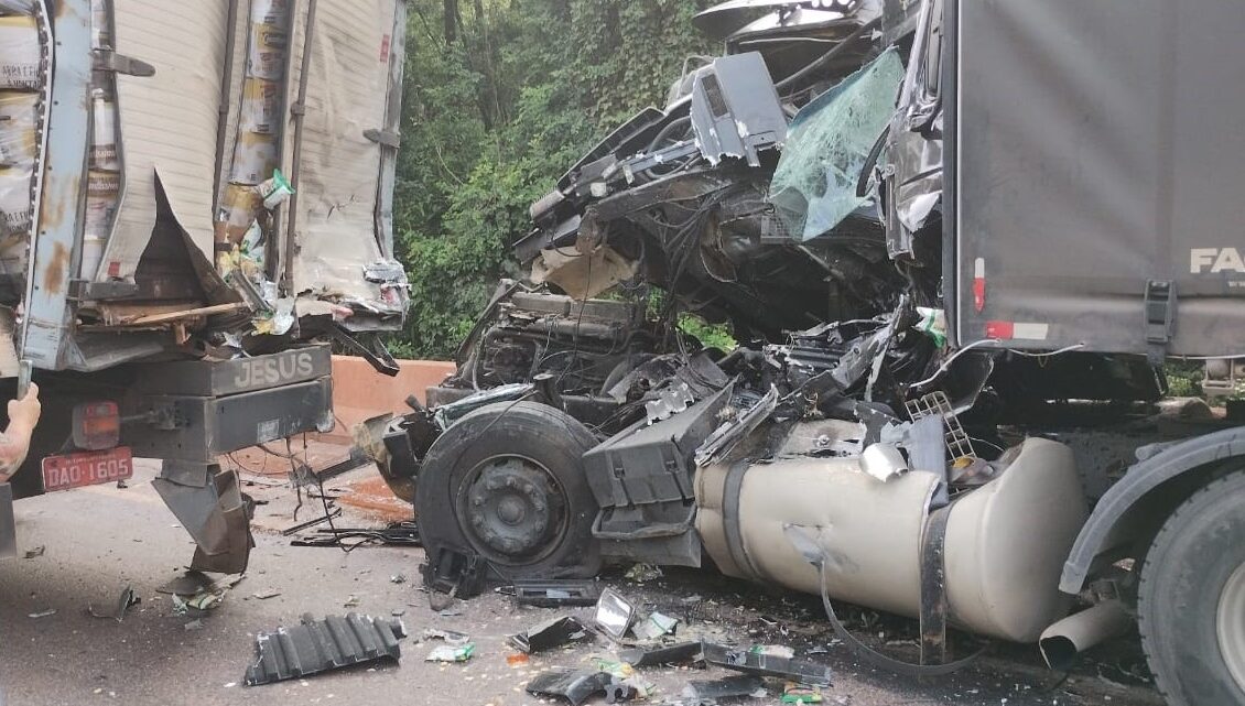Caminhão de Concórdia se envolve em grave acidente de trânsito na Fernão Dias