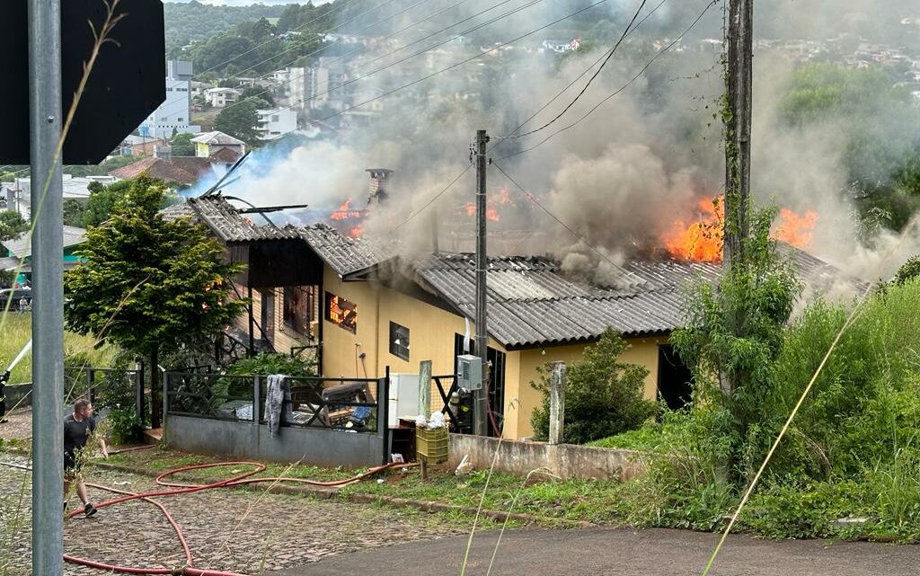 Vídeo: mais de 20 mil litros de água foram necessários para combater incêndio em Ponte Serrada