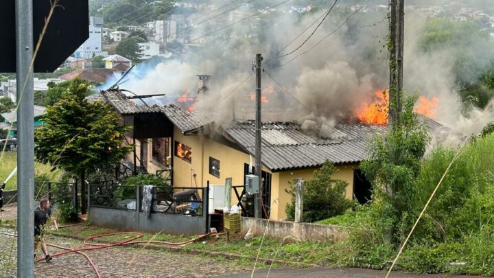 Vídeo: mais de 20 mil litros de água foram necessários para combater incêndio em Ponte Serrada