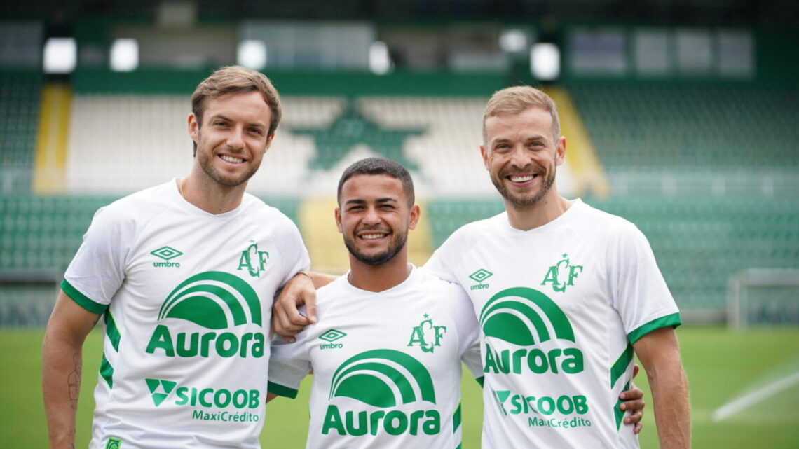 Tárik, Robinho e Thomás Bedinelli são apresentados