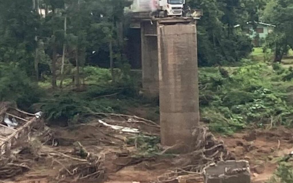 Vídeo: carreta do Oeste por pouco não cai de ponte levada pela enxurrada no RS