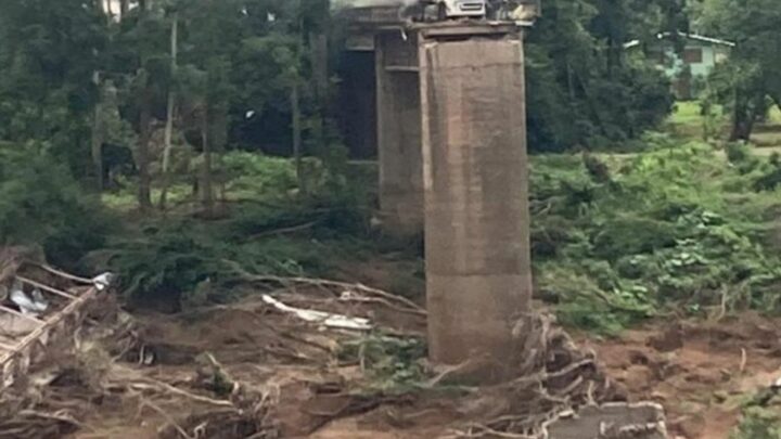 Vídeo: carreta do Oeste por pouco não cai de ponte levada pela enxurrada no RS