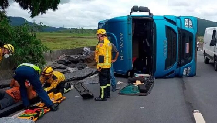 Carreta transportando madeira tomba e carga atinge ciclista na BR-470